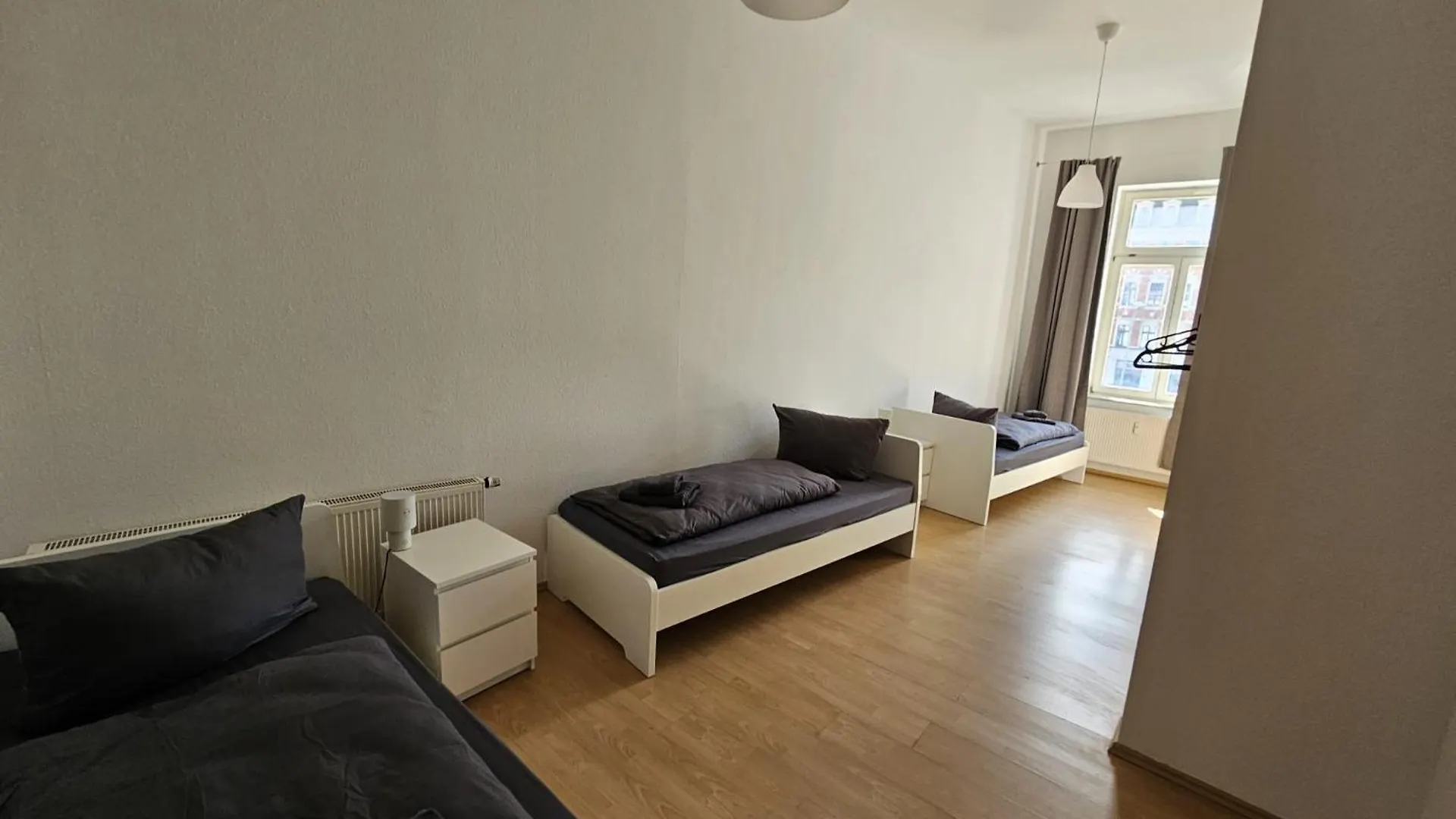 Sehr Grosse Unterkunft Mit 6 Schlafzimmern, Kueche, Bad Und Grossem Wohnzimmer Im Herzen Von Lipcse Németország