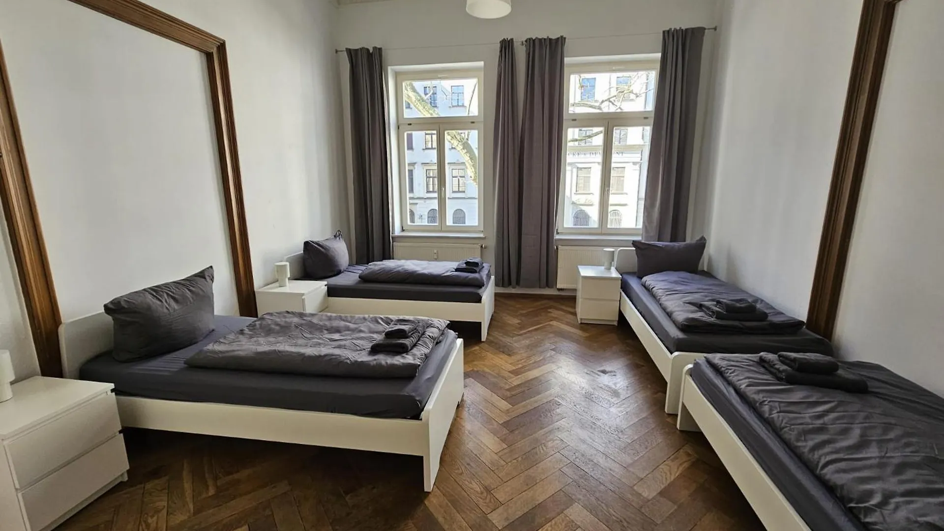Sehr Grosse Unterkunft Mit 6 Schlafzimmern, Kueche, Bad Und Grossem Wohnzimmer Im Herzen Von Lipcse