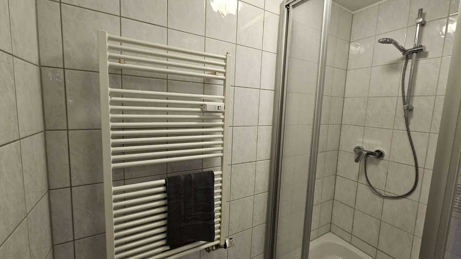 Apartman Sehr Grosse Unterkunft Mit 6 Schlafzimmern, Kueche, Bad Und Grossem Wohnzimmer Im Herzen Von Lipcse Németország