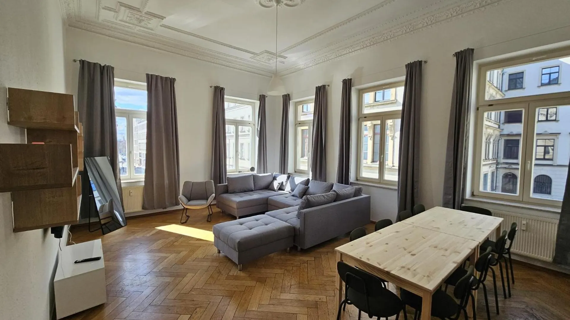 Sehr Grosse Unterkunft Mit 6 Schlafzimmern, Kueche, Bad Und Grossem Wohnzimmer Im Herzen Von Lipcse