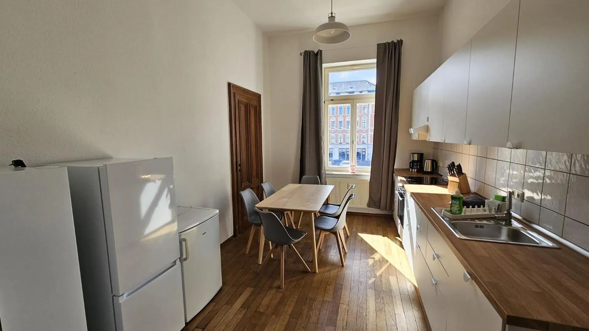 Apartman Sehr Grosse Unterkunft Mit 6 Schlafzimmern, Kueche, Bad Und Grossem Wohnzimmer Im Herzen Von Lipcse